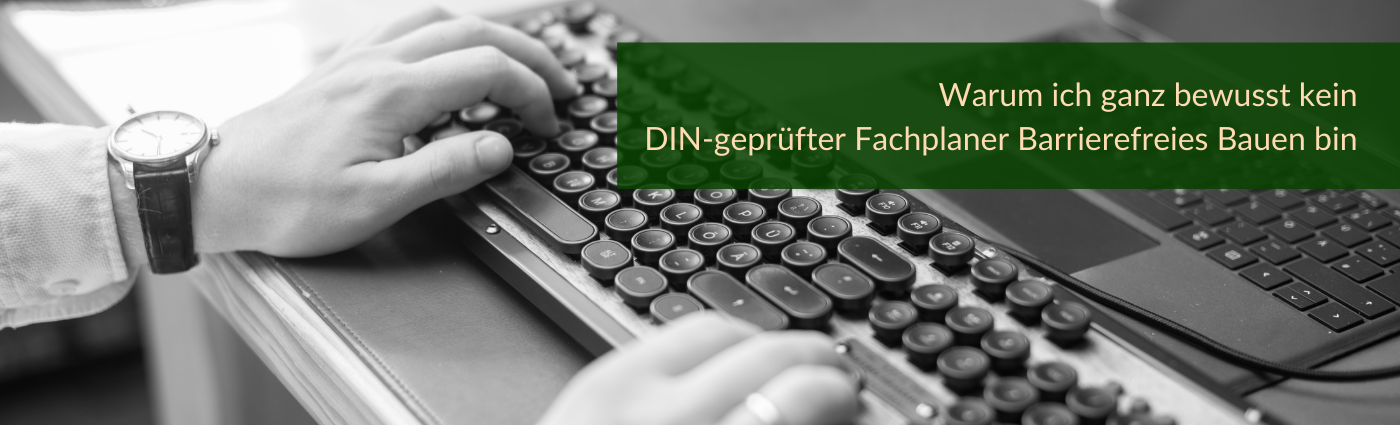 "Warum ich ganz bewusst kein DIN-geprüfter Fachplaner Barrierefreies Bauen bin", dahinter sind Hände auf einer Tastatur zu sehen.